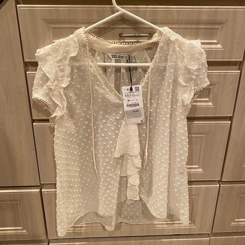 White shortsleeved top w tag still on!